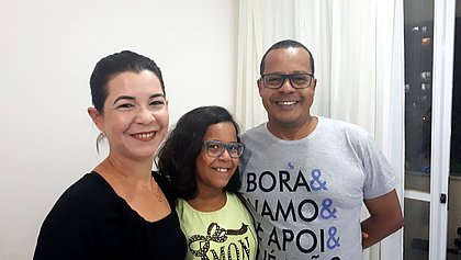 Pais de Maria Luiza, Fernanda e Ricardo Lima estão em busca da nova escola para a filha