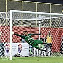Lucas Arcanjo se esticou, mas não conseguiu evitar o gol de falta que deu os três pontos ao Bahia