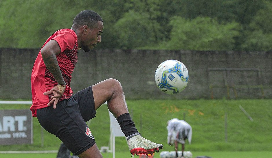 Mateusinho ser&aacute; titular do Vit&oacute;ria