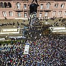 Multidão em frente à Casa Rosada, em Buenos Aires, para se despedir de Maradona
