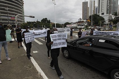 Profissionais de eventos pedem esmola em Salvador: 'Ninguém está nos assistindo'