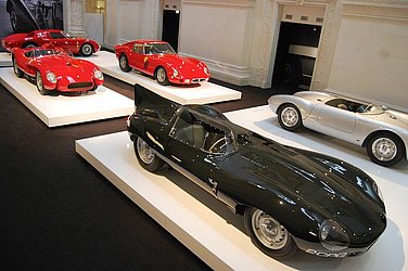 O estilista tem diversos raros carros da Ferrari, Jaguar e Mercedes