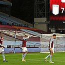 Jogadores do Aston Villa após o sétimo gol em cima do Liverpool