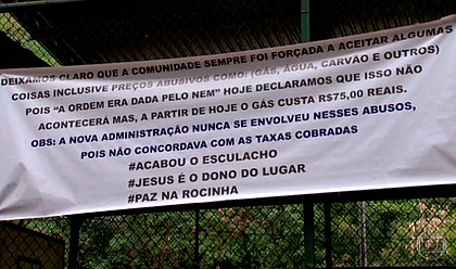 Traficantes da Rocinha espalham faixas prometendo reduzir preço do gás
