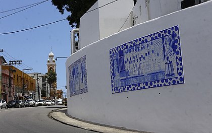 Painéis pintados em azulejos contam história de 470 anos da Santa Casa da Bahia