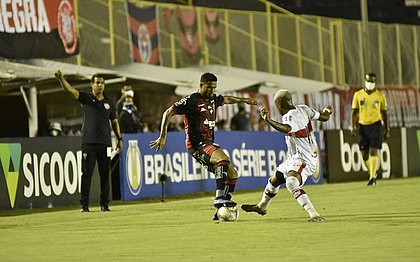 Rodrigo Chagas, ao fundo, orienta equipe do Vitória