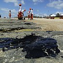 As manchas de óleo na praia de Sítio do Conde, no Litoral Norte