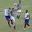 Rodriguinho disputa a bola com Charles, do Ceará