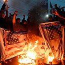 Morte de Soleimani gerou protestos no Irã, onde bandeiras dos EUA e de Israel foram queimadas