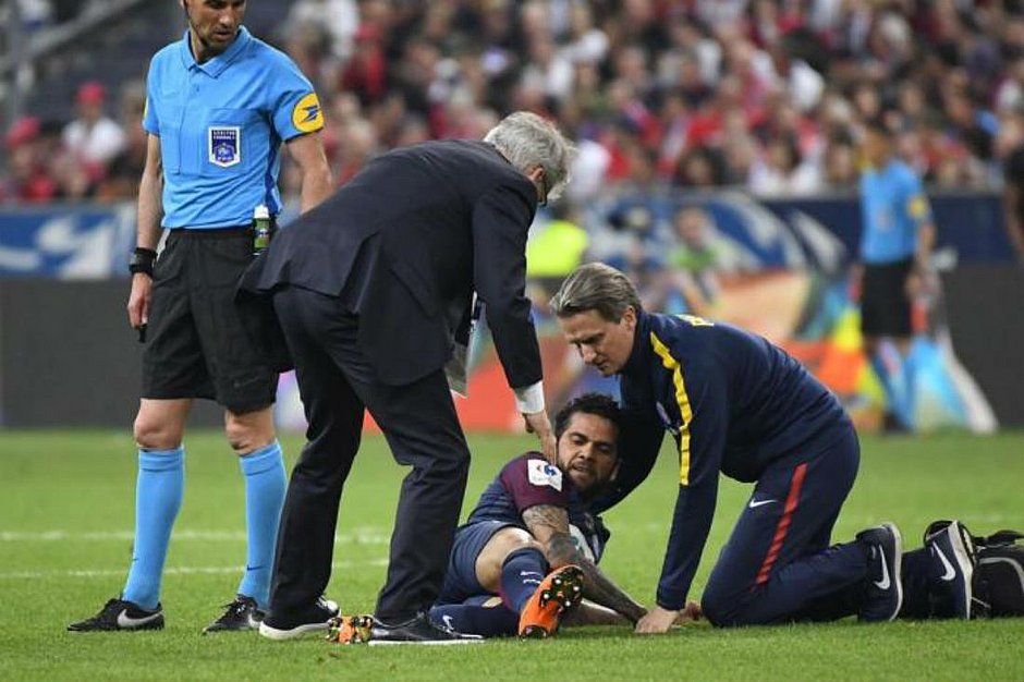 Resultado de imagem para Lesão grave pode tirar Daniel Alves da Copa do Mundo