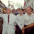 Em 2001, o ex-senador ACM, o presidente da Rede Bahia ACM Júnior e o prefeito de Salvador ACM Neto juntos no desfile cívico