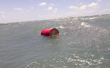 Barril fechado foi encontrado pela Marinha no litoral potiguar  (Foto: Divulgação/Marinha do Brasil)