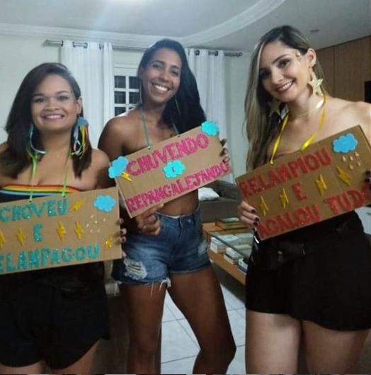 Curto Circuito Da Folia As Plaquinhas Mais Criativas E Subversivas Da Avenida Jornal Correio