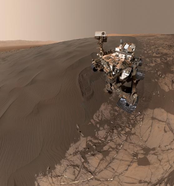 Imagem mostra o robô Curiosity explorando o solo marciano