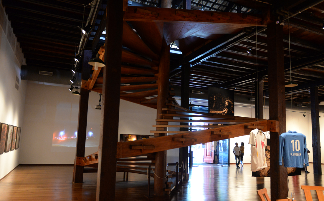 Escadaria de madeira no Museu de Arte Moderna da Bahia