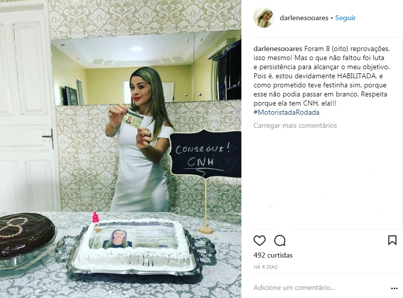 Após 8 reprovações, mulher faz bolo com foto da carteira 