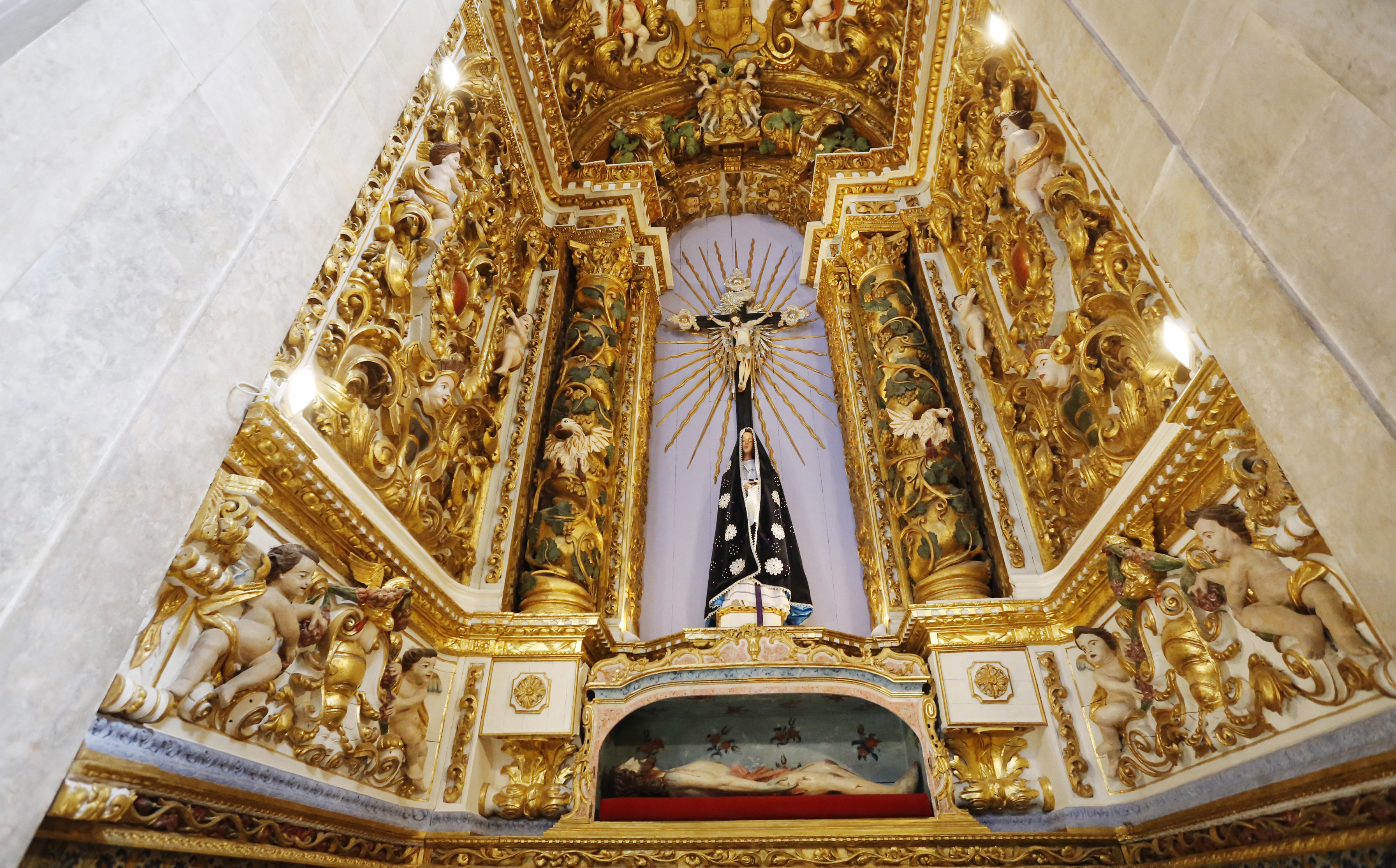 O altar do Santíssimo é de prata e não de purpurina dourada como estava pintado antes.