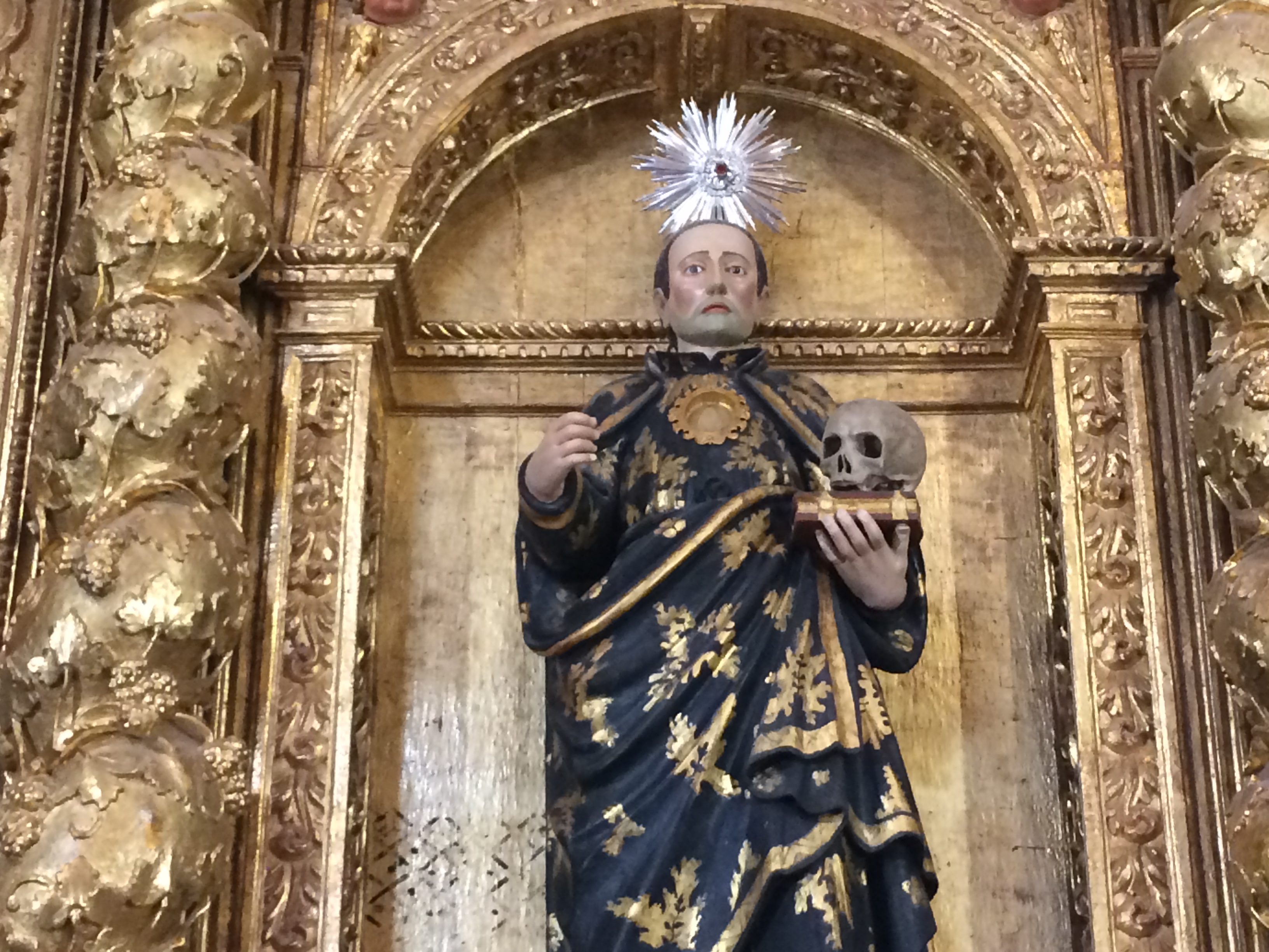 São Francisco de Borja segura, em altar colateral da Catedral Basílica, uma caveira sobre um livro