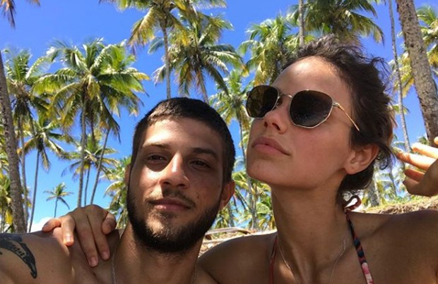 Chay Suede e Laura Neiva vão curtir a virada em Morro de São Paulo