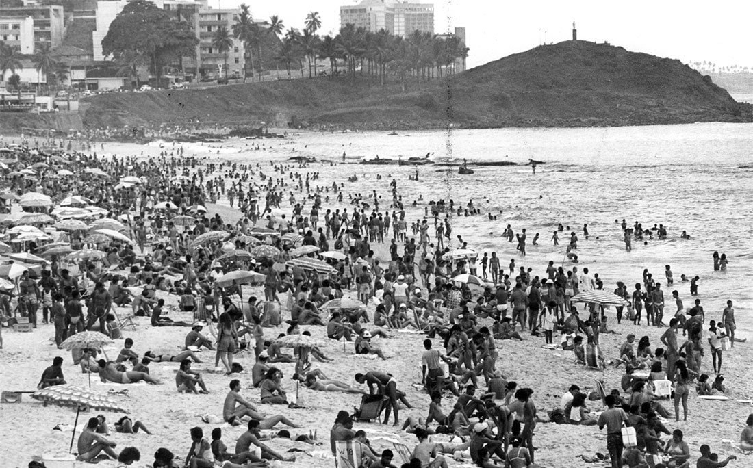 Praia da Barra lotada, em janeiro de 1991