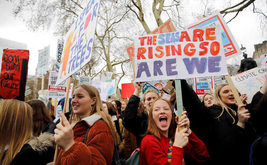 Protesto em frente ao Parlamento londrino. 