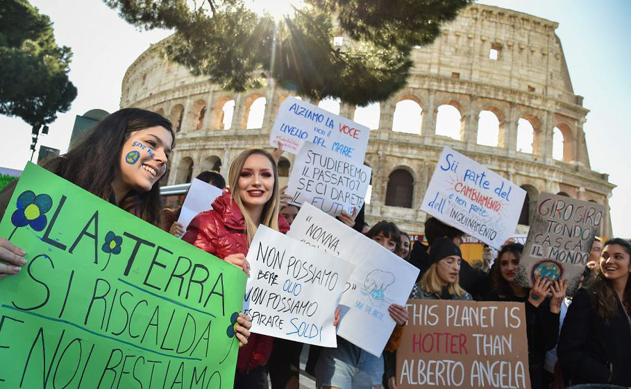 Estudantes no Coliseu em Roma.