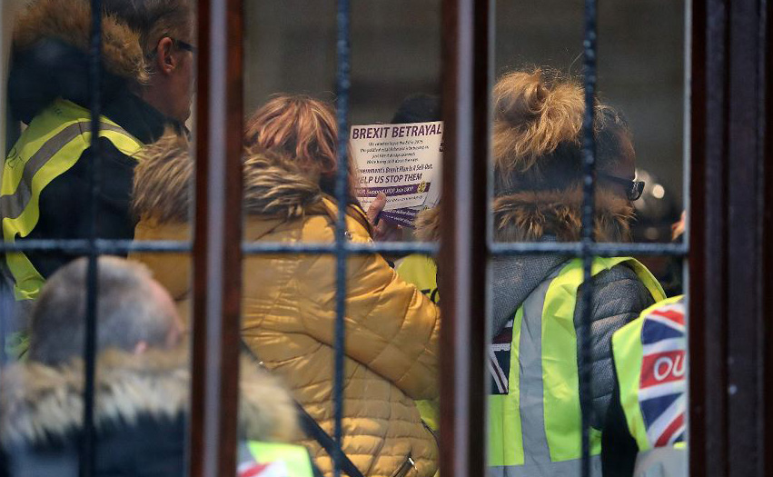 Um manifestante pro-Brexit consegue entrar no escrit&oacute;rio do procurador geral da Gr&atilde;-Bretanha, em Londres.
