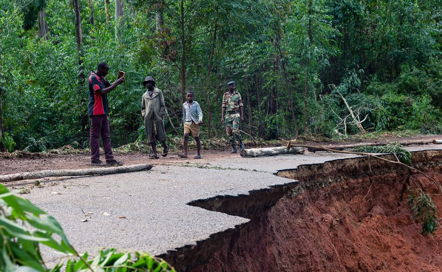 Opera&ccedil;&atilde;o de busca e salvamento no rio Risitu no Zimbabwe na sequ&ecirc;ncia das devastadoras inunda&ccedil;&otilde;es e deslizamentos de terra causados pelo ciclone Idai na prov&iacute;ncia de Manicaland.  