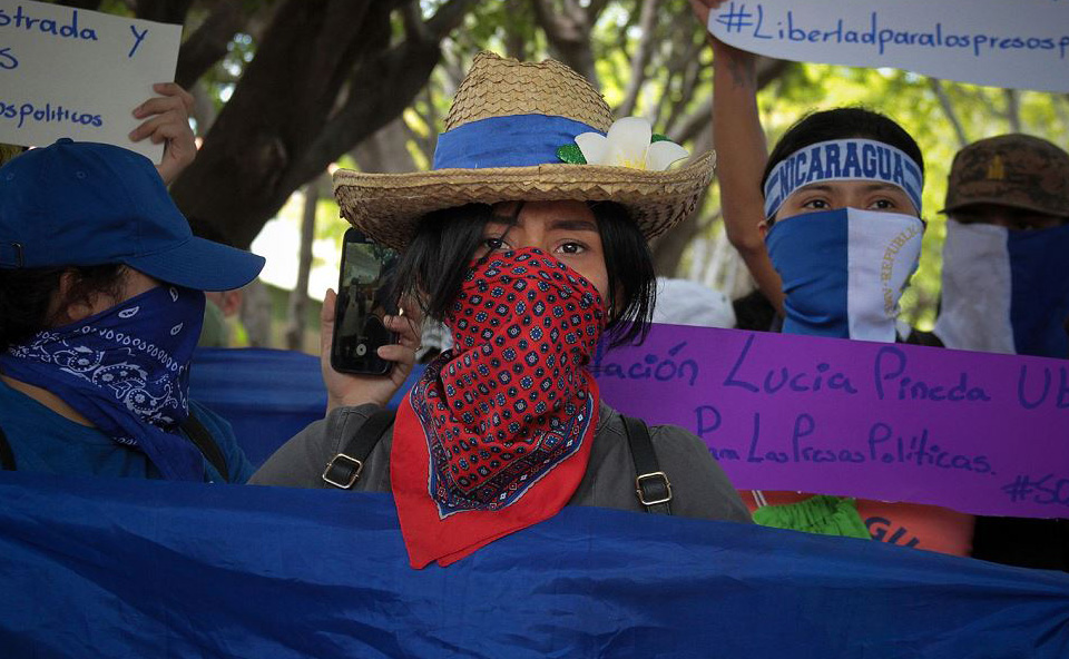 Estudantes participam de uma manifesta&ccedil;&atilde;o convocada pela Universidade da Am&eacute;rica Central  (UCA) da Nicar&aacute;gua para marcar 11 meses desde o in&iacute;cio dos protestos contra o governo e pela liberta&ccedil;&atilde;o de opositores do presidente Daniel Ortega em Man&aacute;gua.