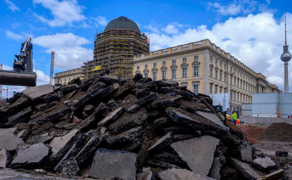 Obras em frente ao Pal&aacute;cio de Berlim que abrigar&aacute; o f&oacute;rum Humboldt. O projeto do Museu de grande escala e o novo edif&iacute;cio, em homenagem a Alexander von Humboldt, pretende ser um centro mundial da cultura e est&aacute; prevista para ser conclu&iacute;do em 2019.
