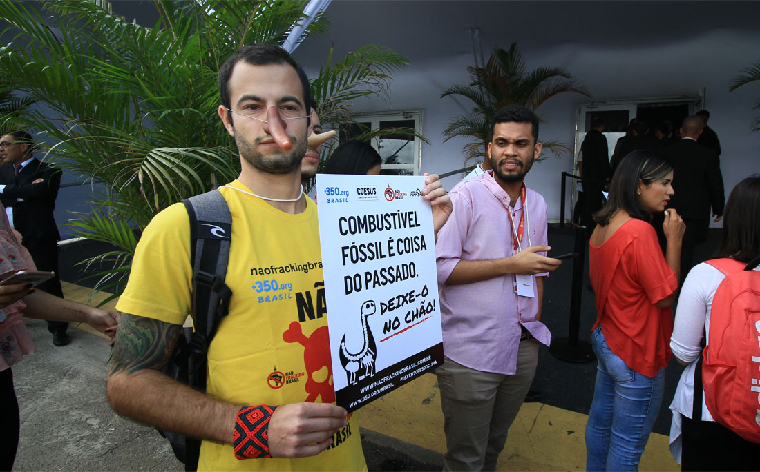 Participante protesta contra uso de combustível fóssil