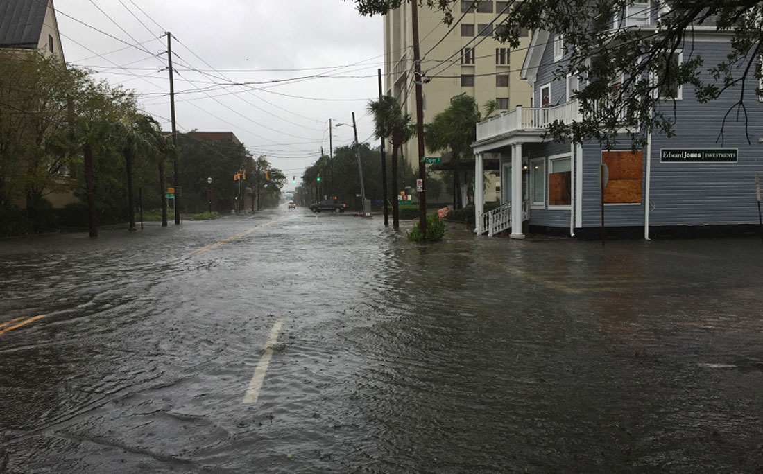 Água tomas as ruas de Charleston, na Carolina do Sul