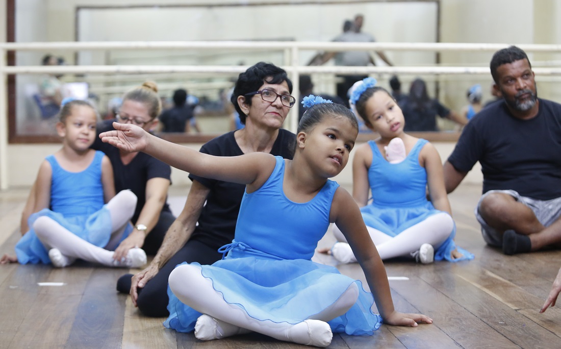 Alunas e mentores repetem movimentos do balé