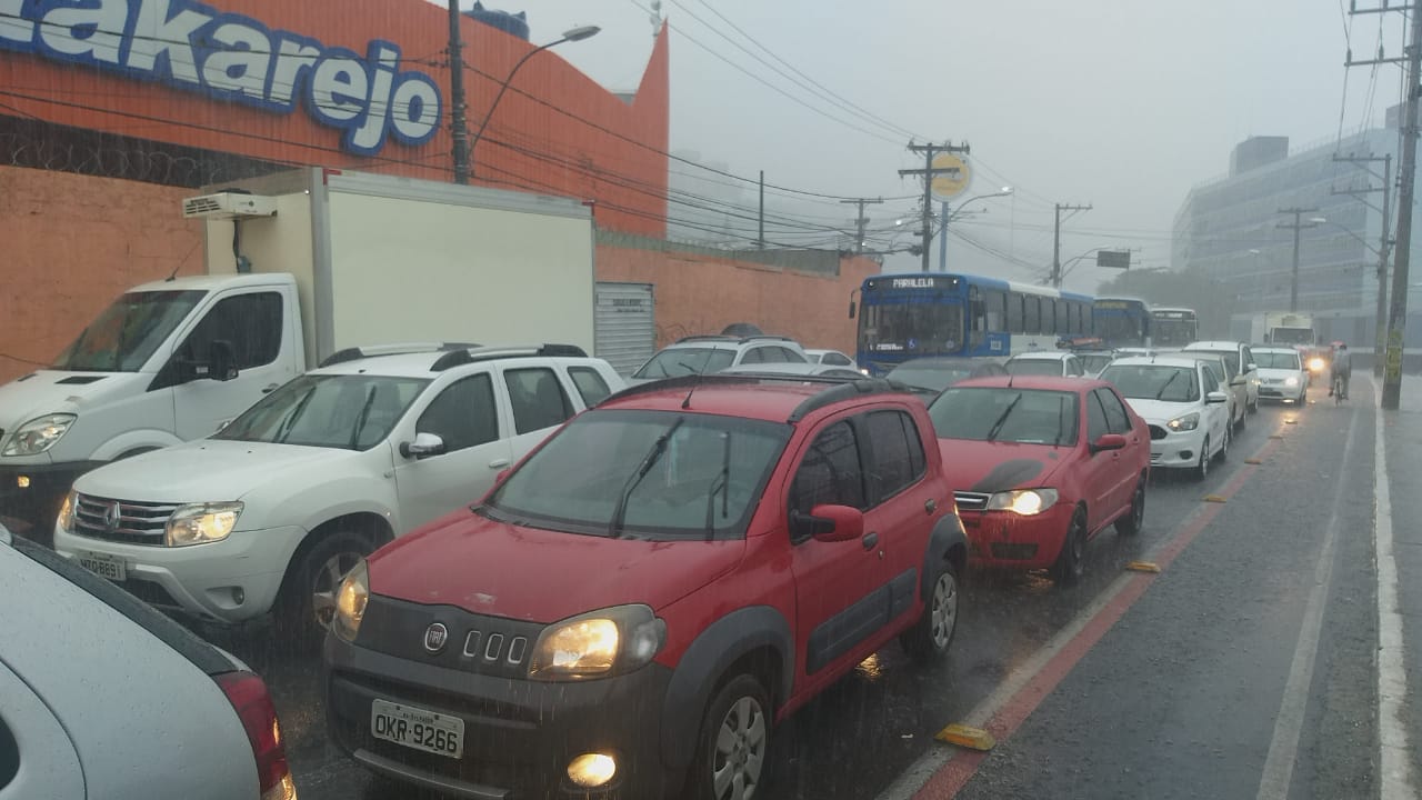 Engarrafamento causado pela chuva na região da Calçada