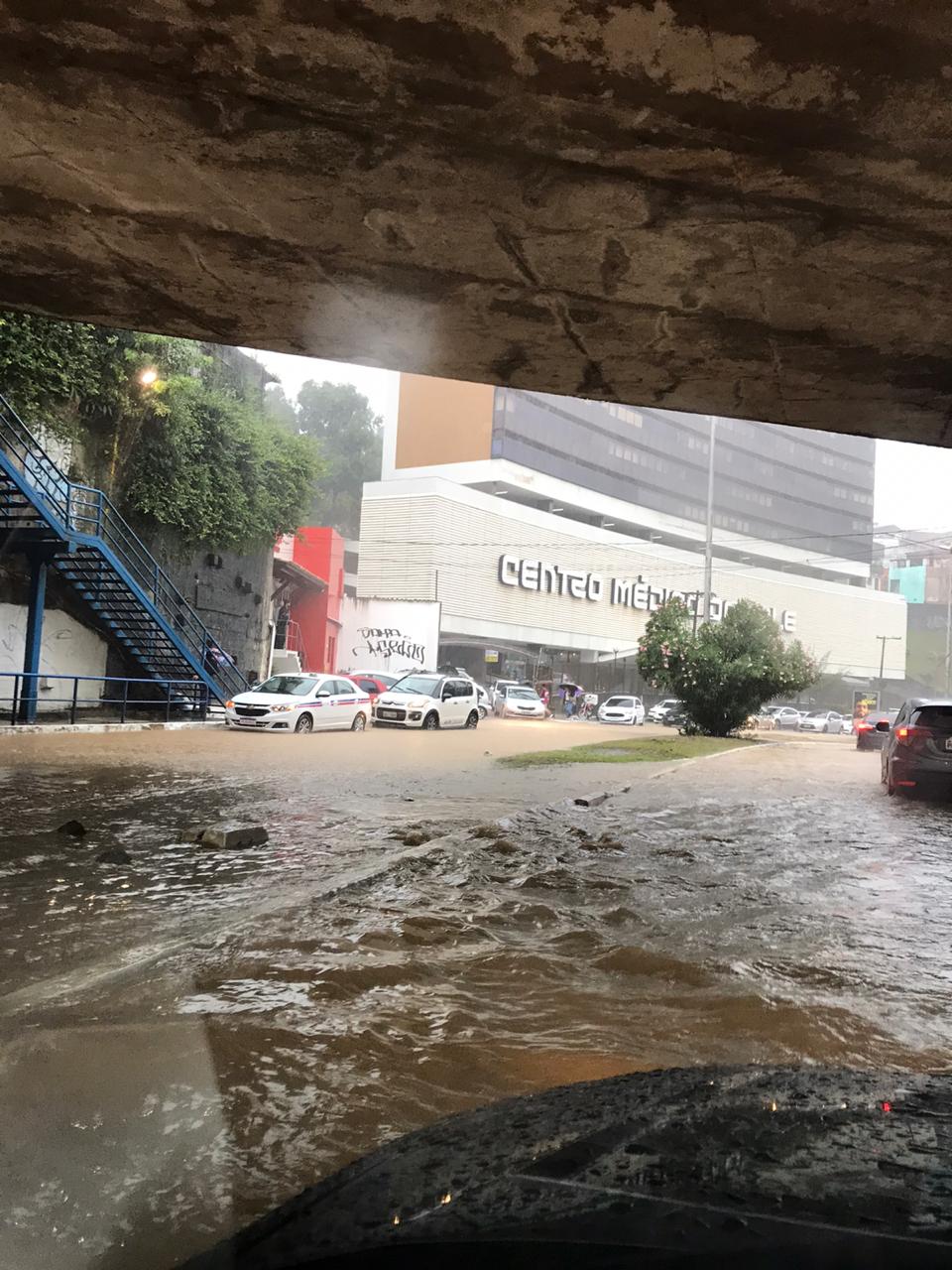 No Vale do Canela, os carros não conseguem passar pelo alagamento que se formou
