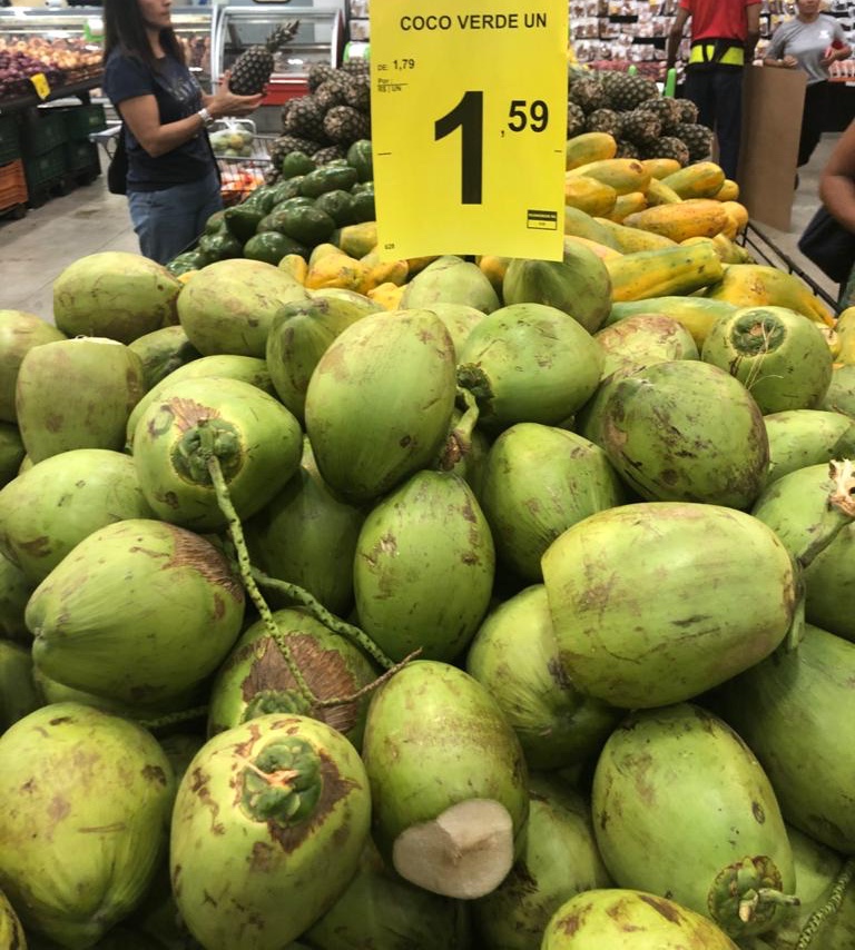 Coco verde está sendo vendido por até R$ 1,60 nos supermercados da capital baiana. 