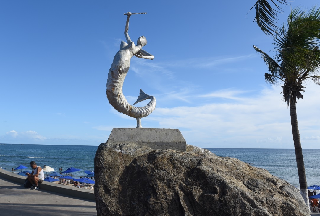 Escultura em aço carbono, de Mário Cravo Jr, na orla de Itapuã