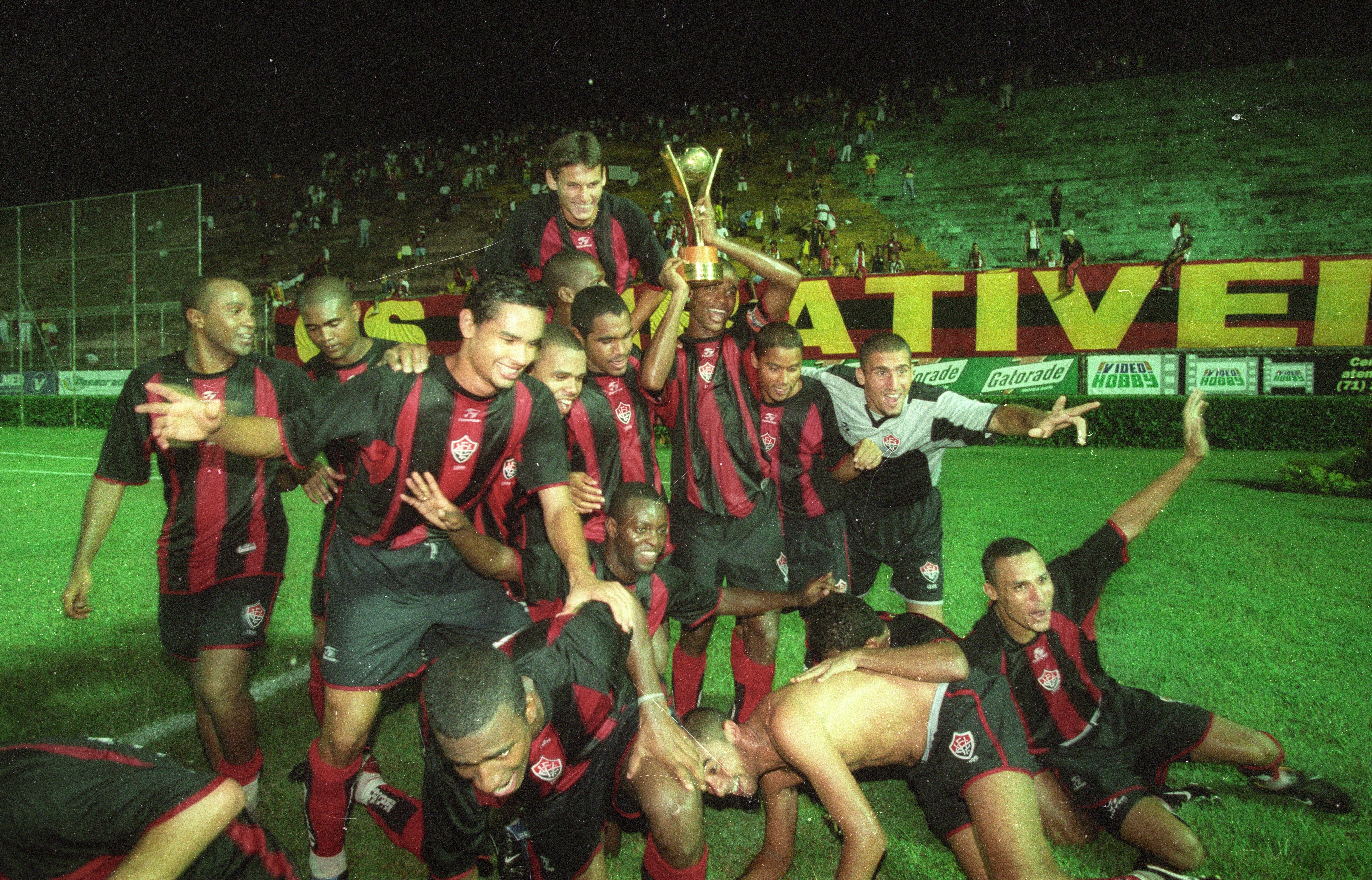 Nadson do Vitória foi o artilheiro do torneio de 2003. E a partida final foi um empate de 1x1 com o Fluminense de Feira.