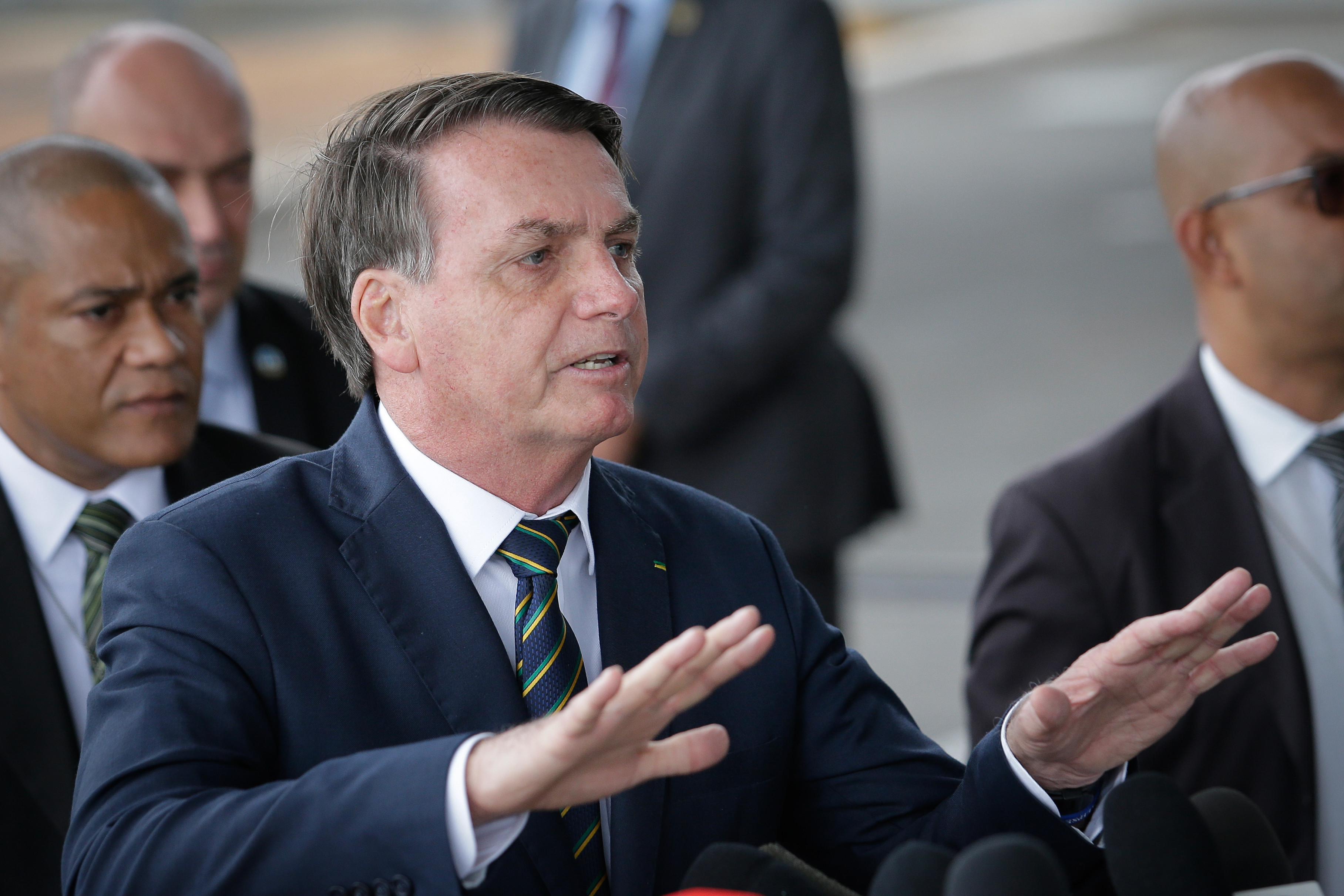 Jair Bolsonaro procurou jornalistas para se explicar