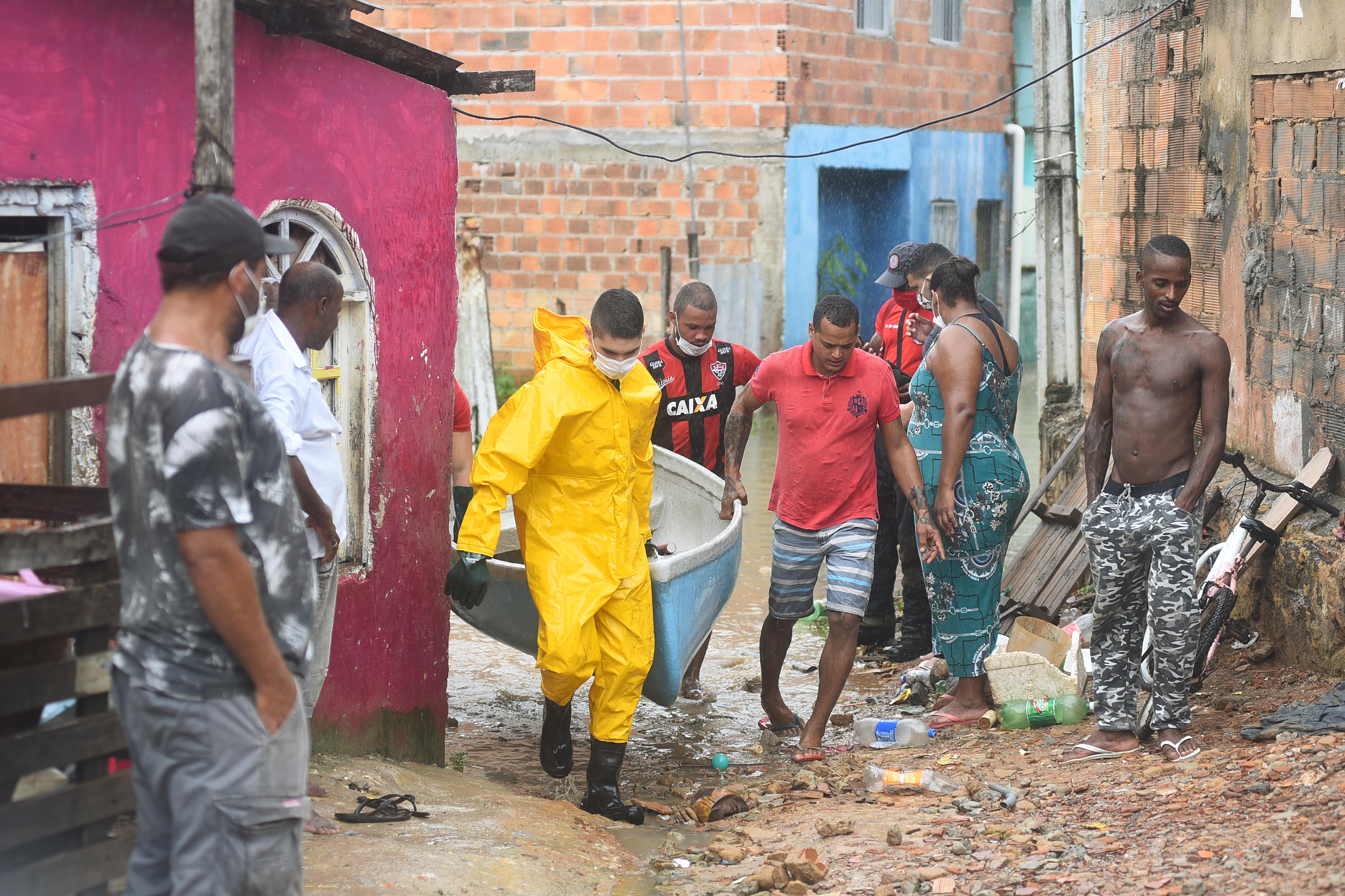 Bombeiros colocam bote para resgatar moradores da Fazenda Caji que foi alagada nesse domingo.