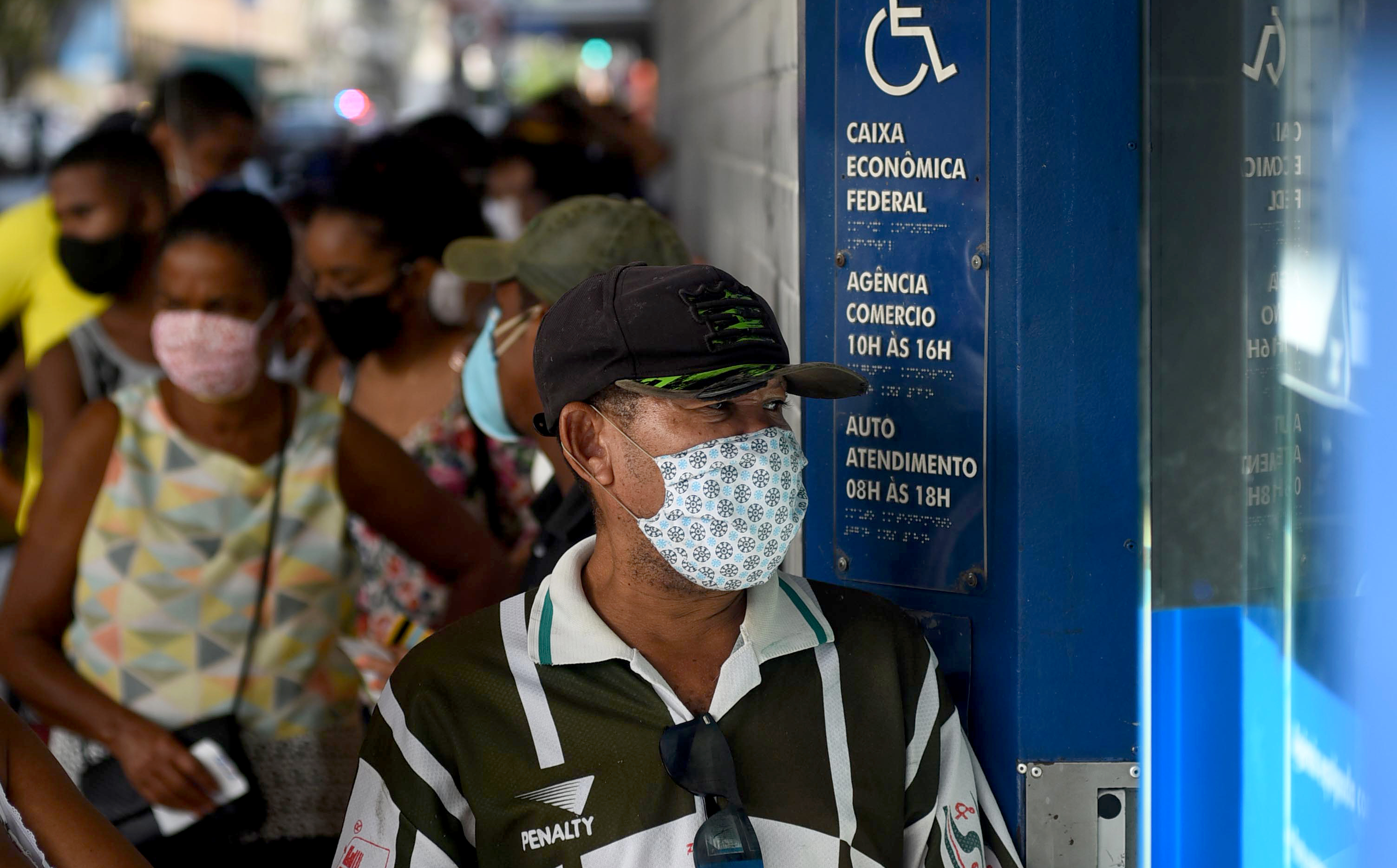 Mesmo com as recomendações de segurança durante a pandemia, muita gente foi para a fila na agência da Caixa Econômica Federal do Comércio.