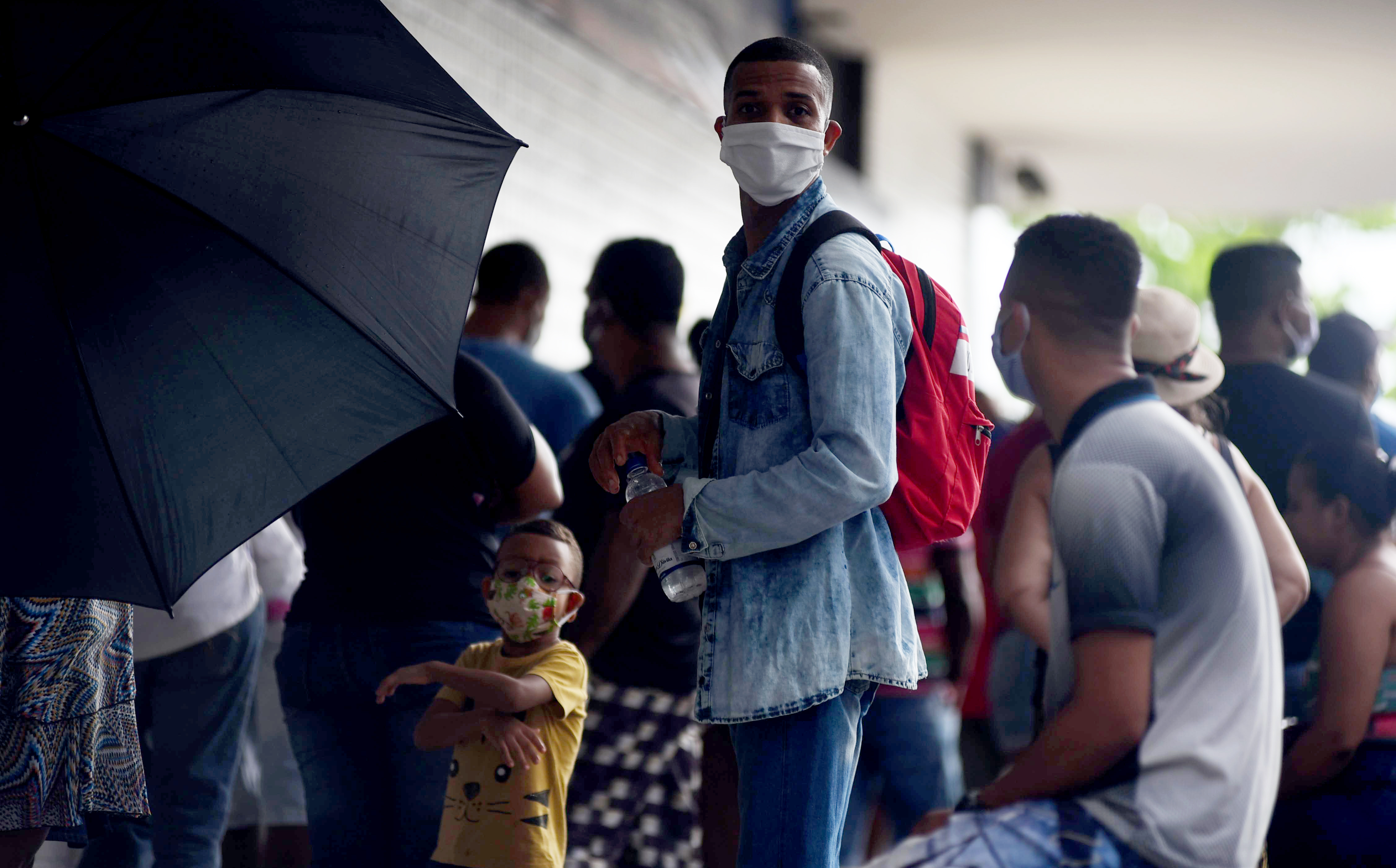 O uso de máscara protetiva passa a ser obrigatório agora para toda a população em 385 municípios da Bahia.