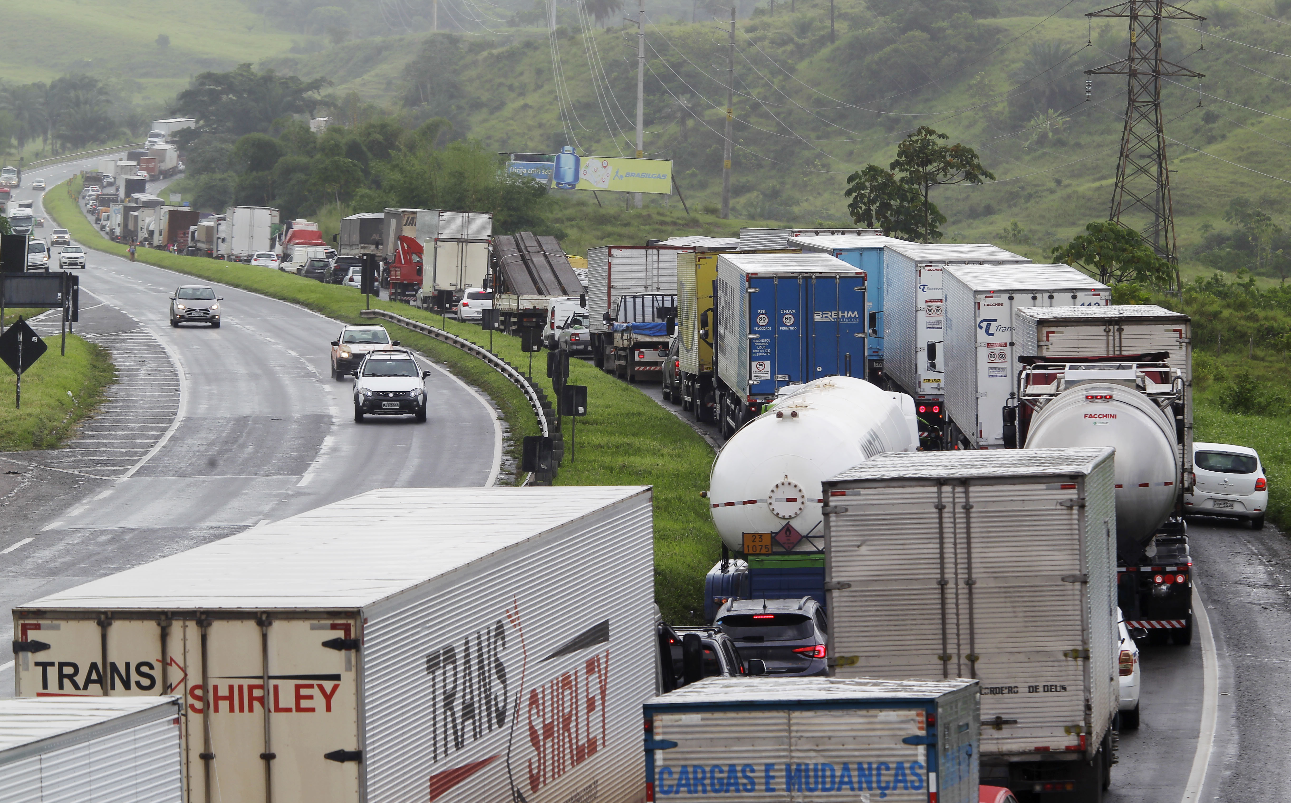 Por dia, cerca de 12 mil veículos passa pela região afetada pela cratera na BR-324.
