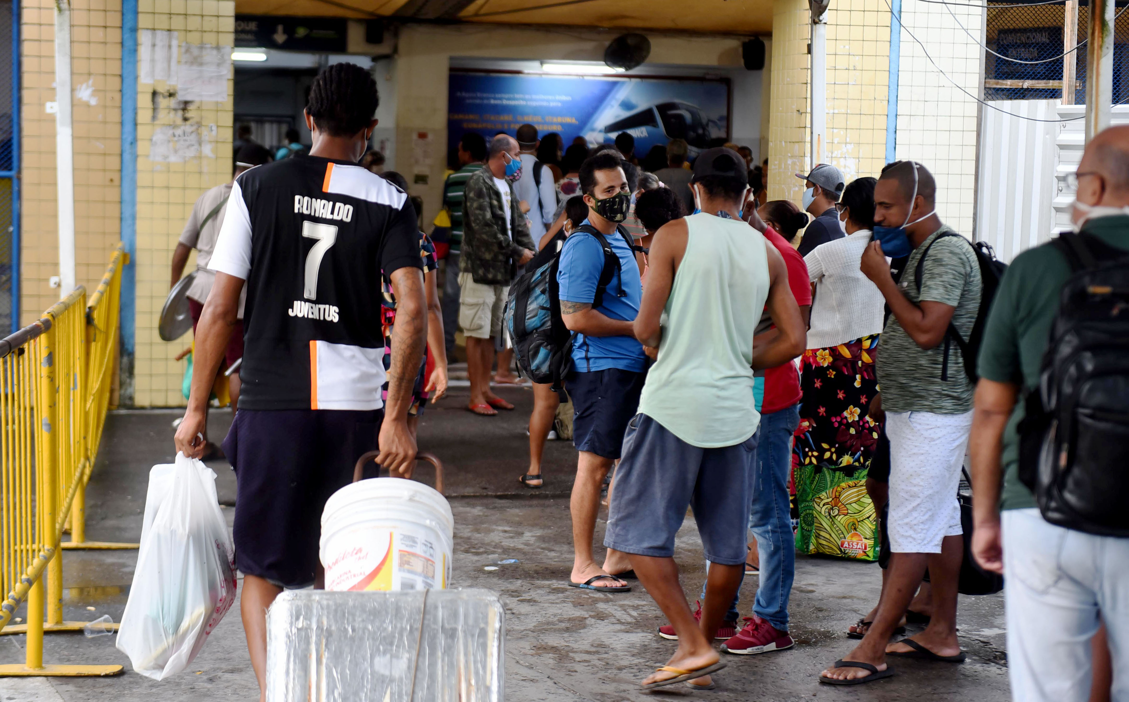 Nas filas, passageiros não respeitavam distância mínima recomendada em tempos de pandemia.