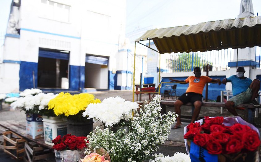 Um caixão foi deixado no Cemitério Quinta dos Lázaros, na Baixa de Quintas, e ausência de parentes chamou a atenção de vendedores.