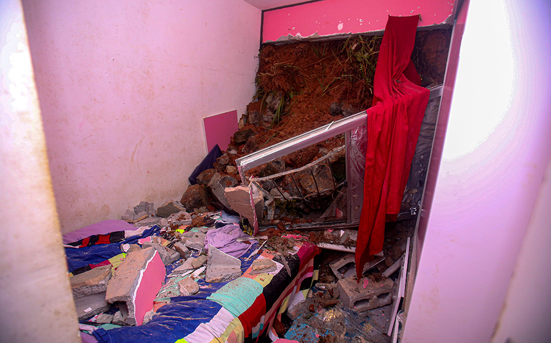 A terra invadiu parte do apartamento e soterrou três pessoas.