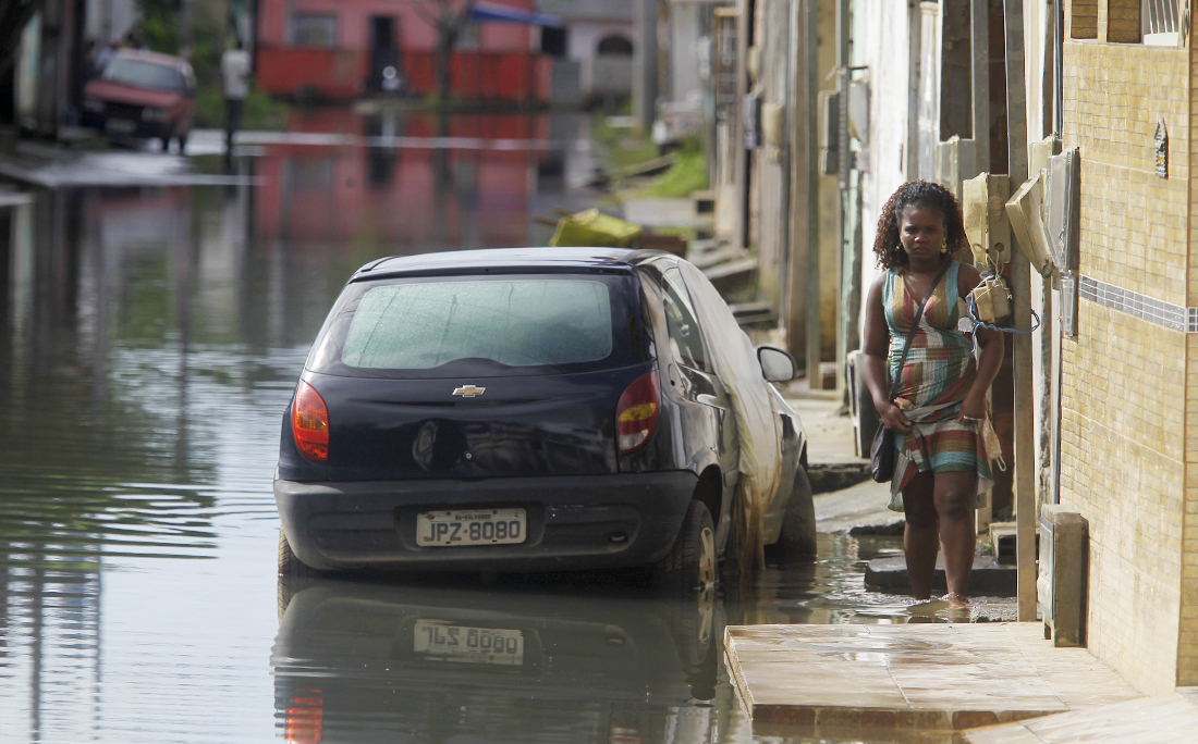 Moradores sofrem com os constantes alagamentos em São Cristóvão.