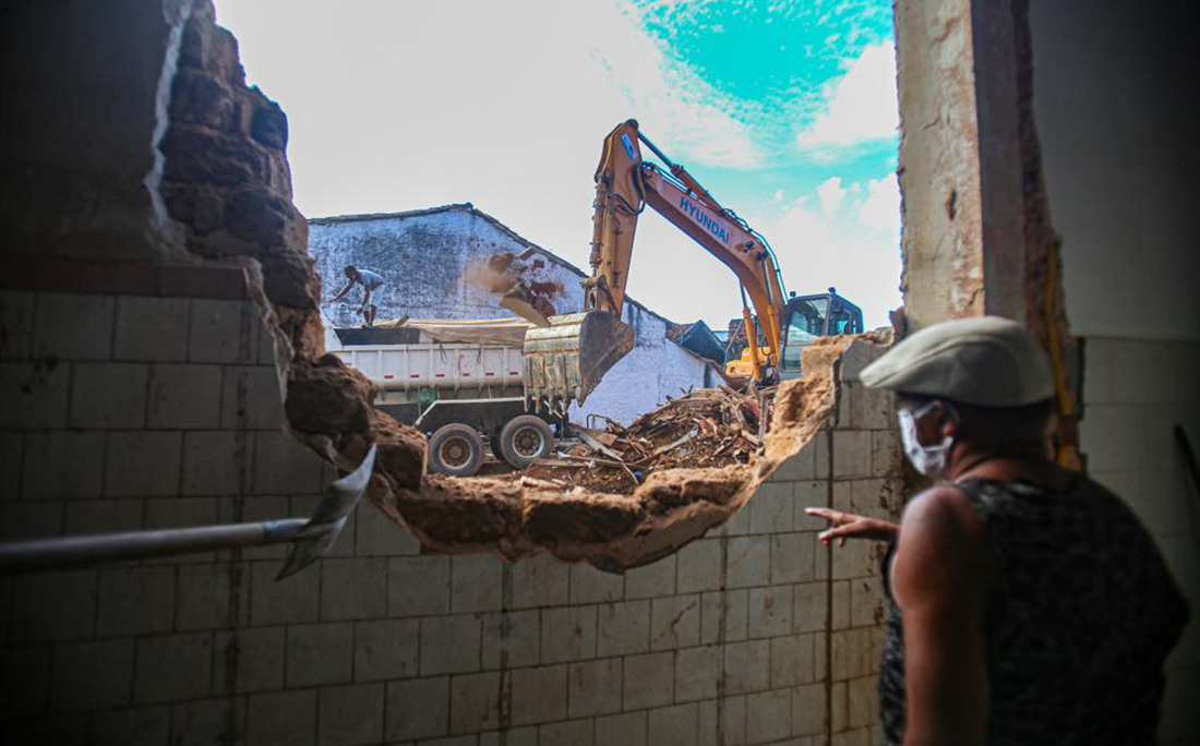 No casarão demolido moravam 10 famílias que ficaram desabrigadas.