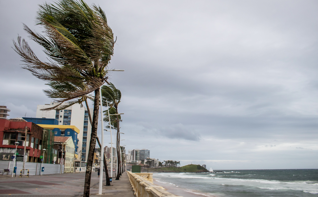 Os ventos fortes e as chuvas em Salvador devem se estender até o próximo domingo (24).