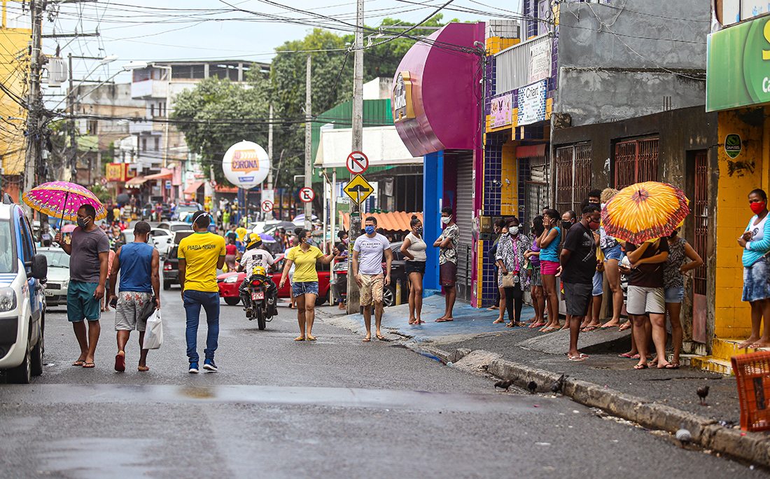 No primeiro dia das medidas restritivas em Cosme de Farias, o movimento de pessoas ainda era grande nas ruas do bairro.